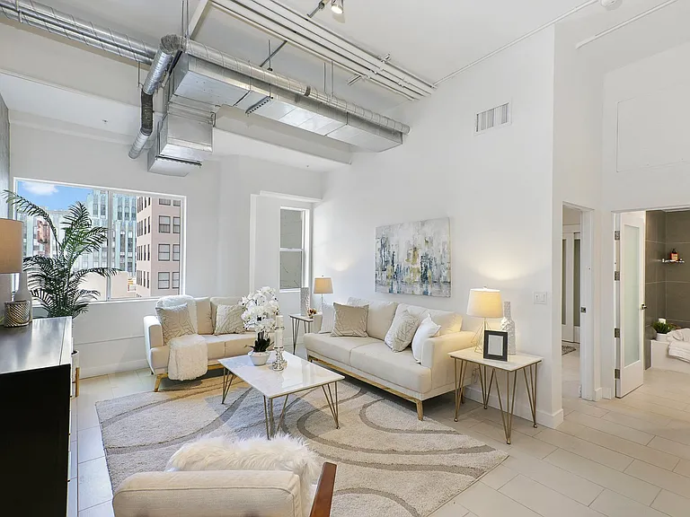 939 S Broadway — Photo 73