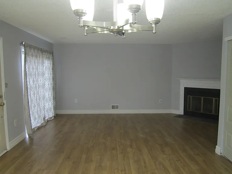 92 Versailles Ct — Photo 4