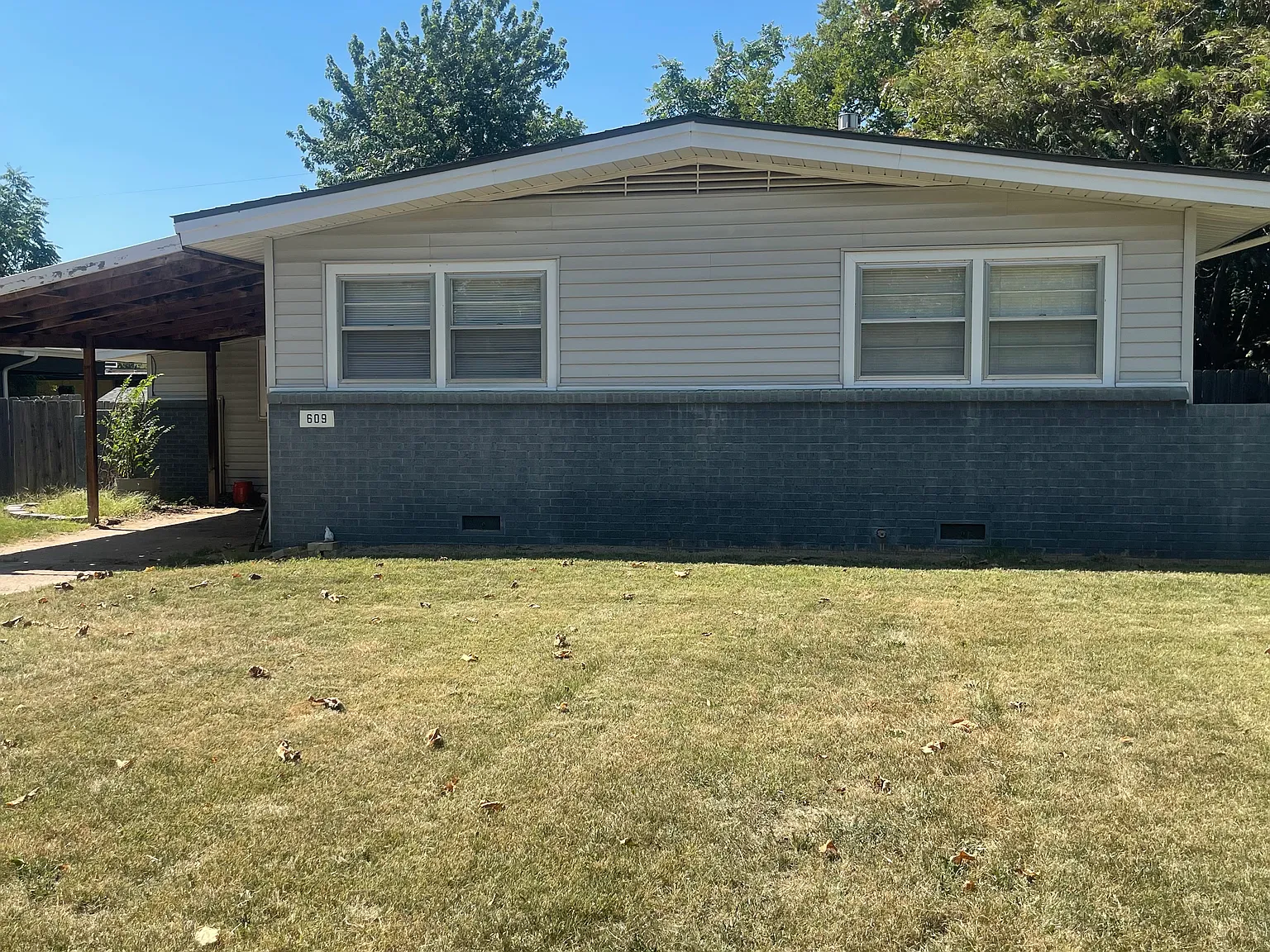 3 bed, 1.5 bath, 1382 sqft, $1,400 — Photo 1