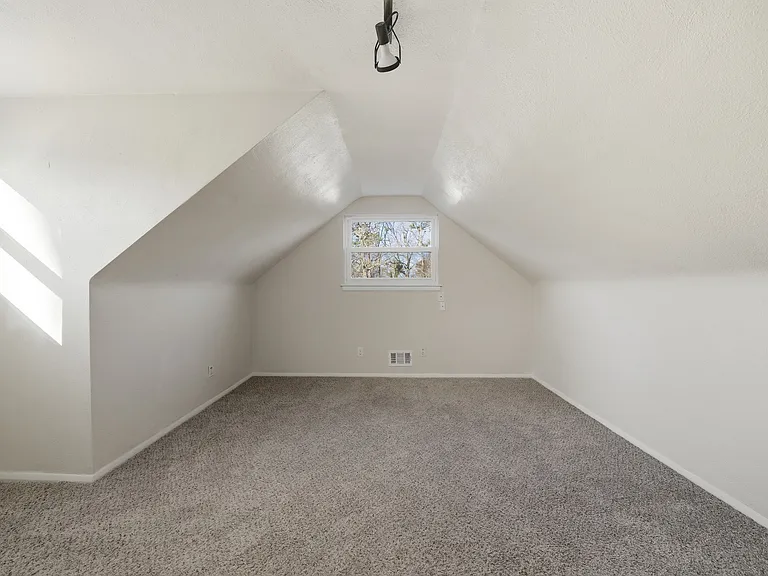 572 Rose Marie Ave — Photo 22