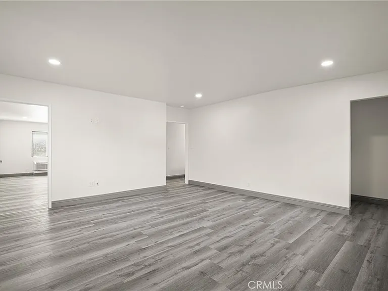 14335 Hamlin St — Photo 32