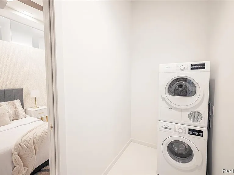 400 S Old Woodward Ave #207 — Photo 8