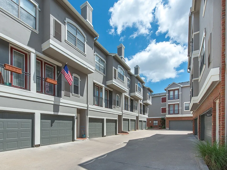 Manchester State Thomas apartments community photo
