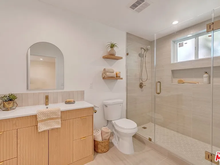 6913 Encino Ave #1/2 — Photo 45