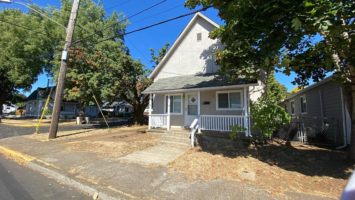 Building Photo - 306 SE Maple St