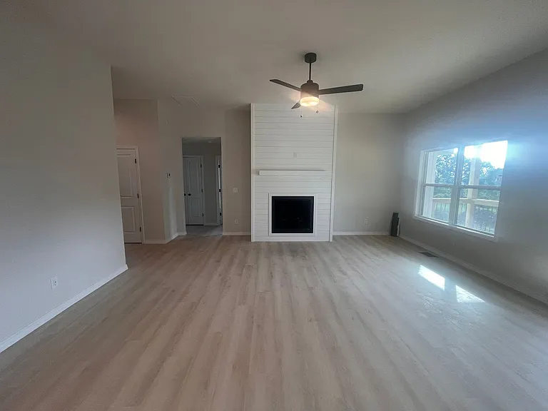 648 W Brook Hollow Rd — Photo 5