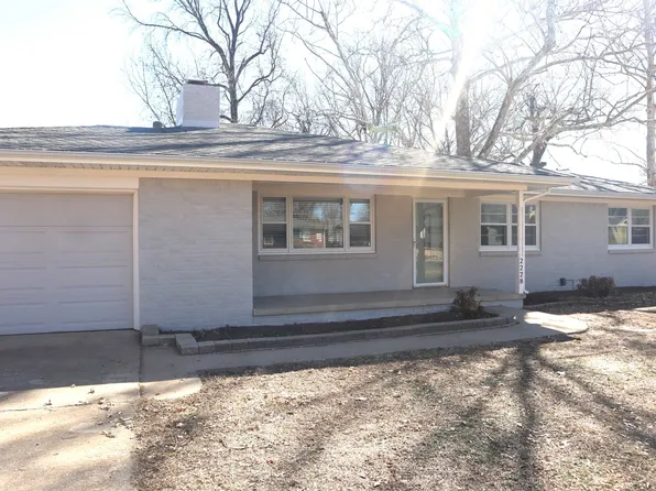 2228 Edgemont Dr, Arkansas City, KS 67005