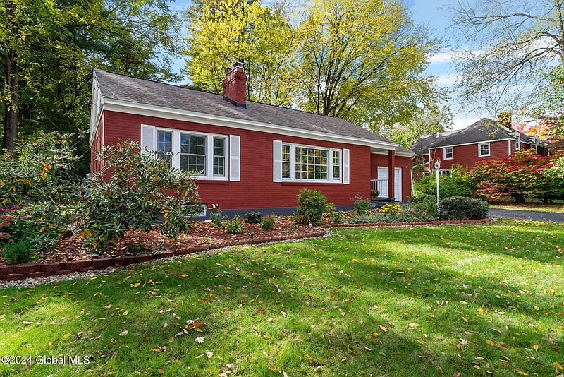 3rd image of 2976 Hillcrest Rd