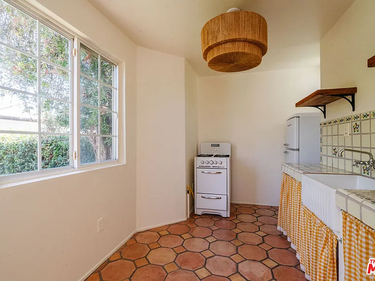 2735 Clyde Ave — Photo 46