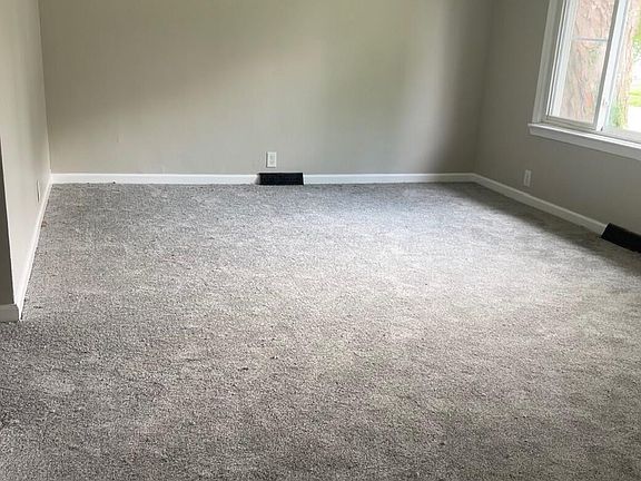 3rd image of 220 Oak St