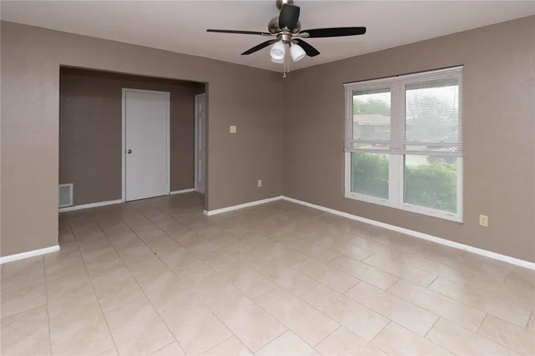 3 bed, 2.0 bath, 1803 sqft, $2,000 — Photo 2