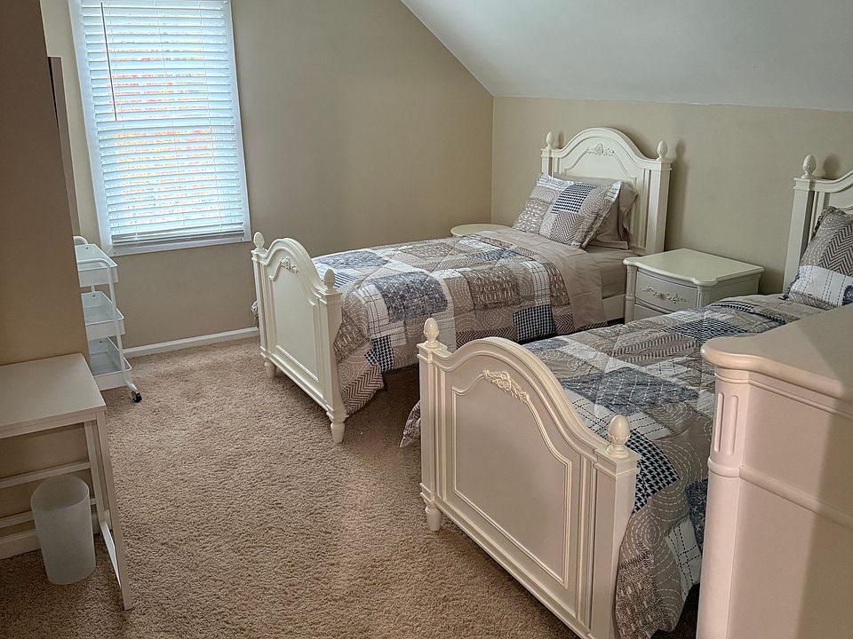 1st image of 224 Comstock Dr #3