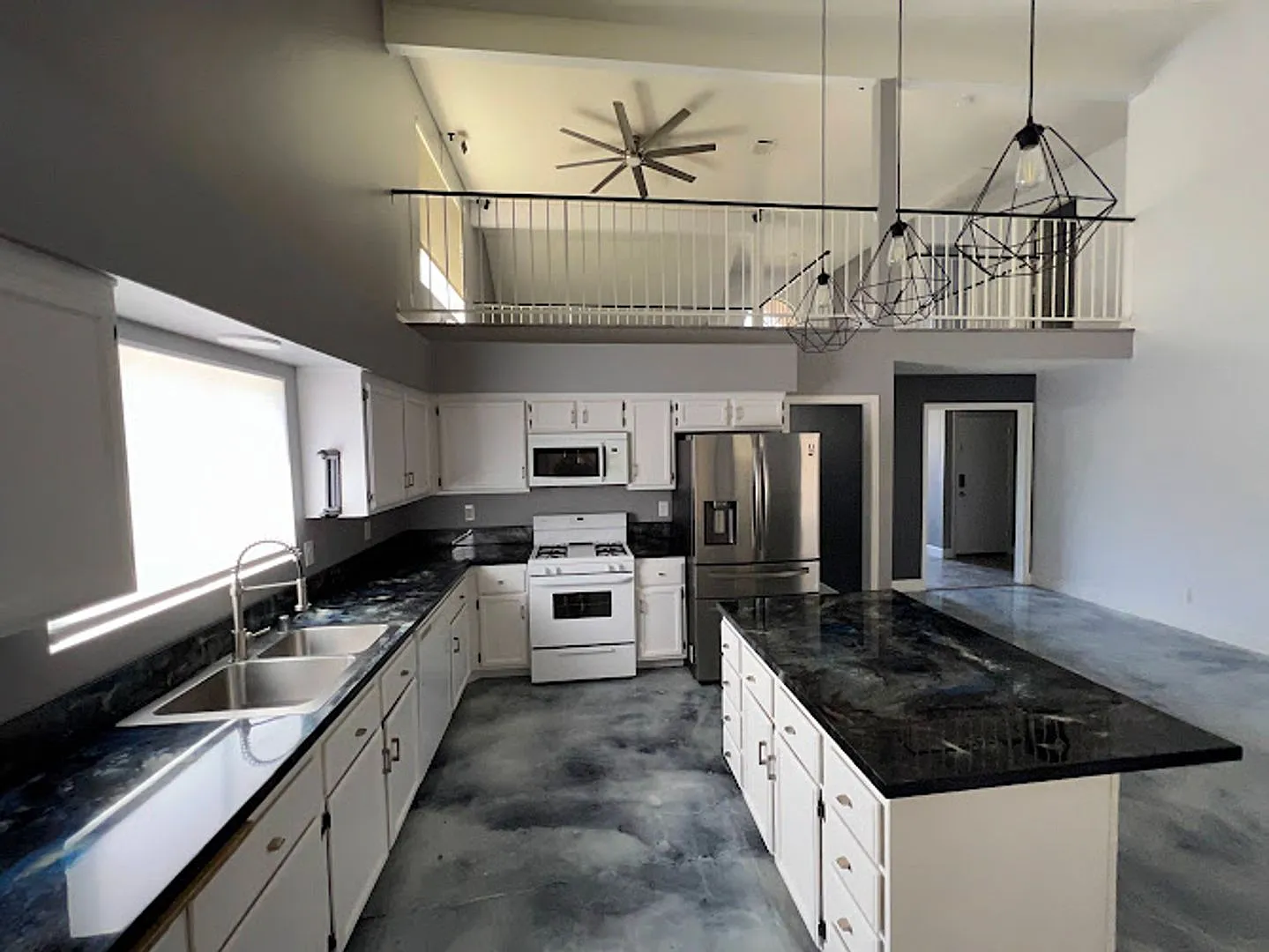 Custom 3 bedroom home with master bedroom downstairs! — Photo 3