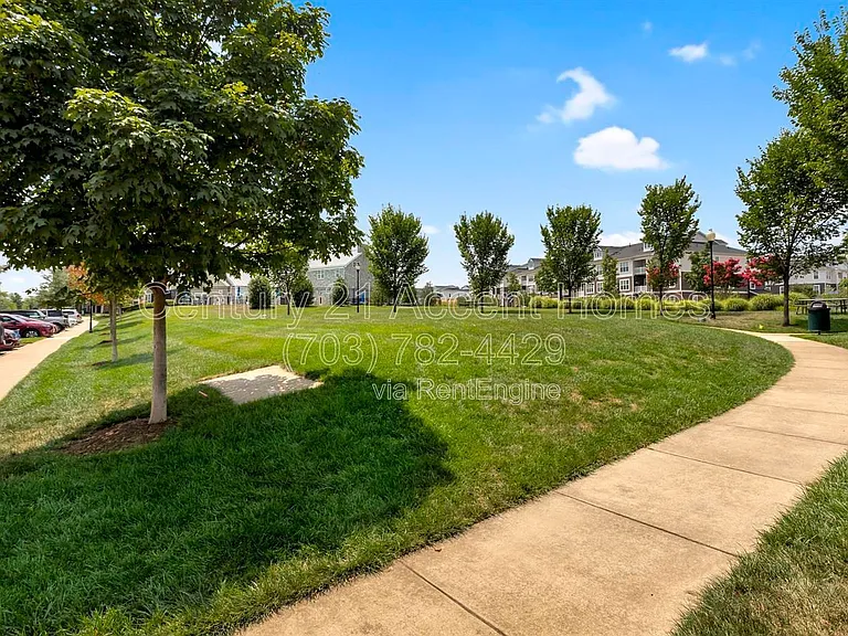 24676 Hutchinson Farm Dr — Photo 34