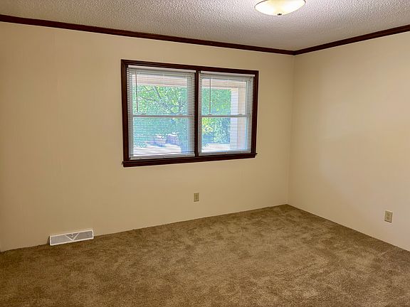 5th image of 128 Hillcrest Dr