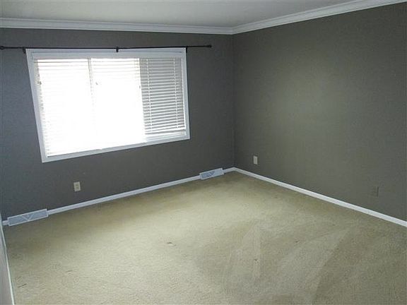 4th image of 2985 Everest Ln N