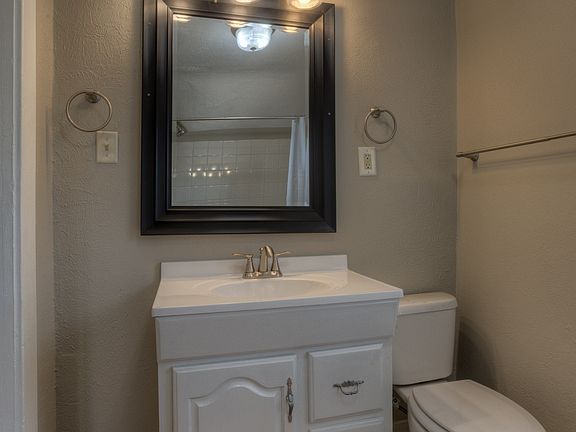 4th image of 806 S 35th Ave
