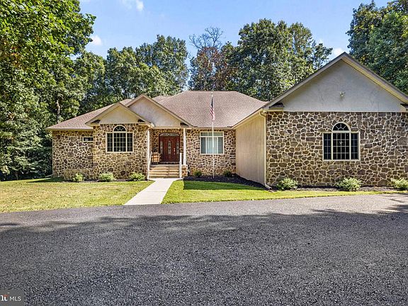 2nd image of 1982 Whyte Ln