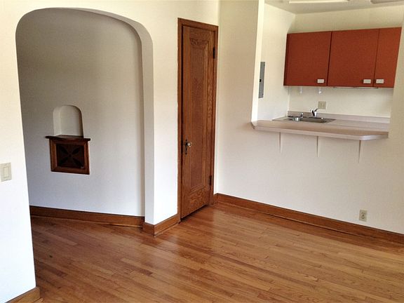 Eat-in Counter, Pantry Dor
