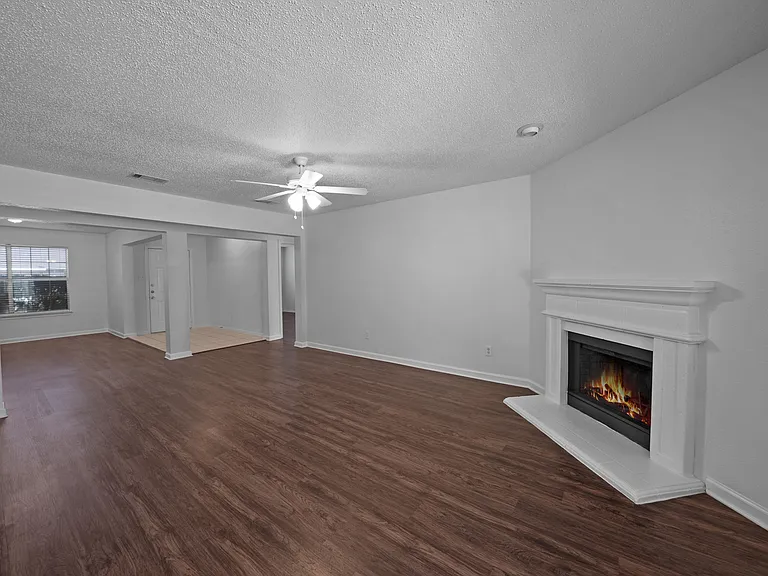 2910 Chisolm Trl — Photo 2