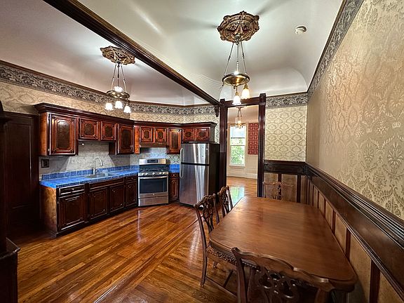 5th image of 1709 Oak St APT 1