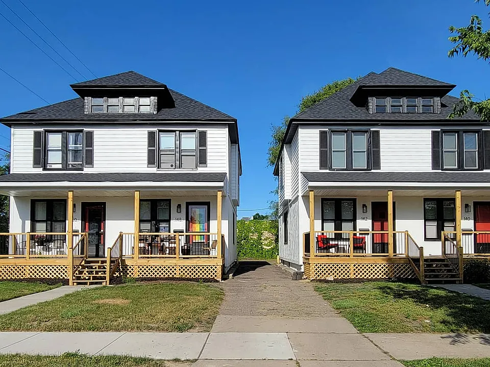 148 Laprairie Ave