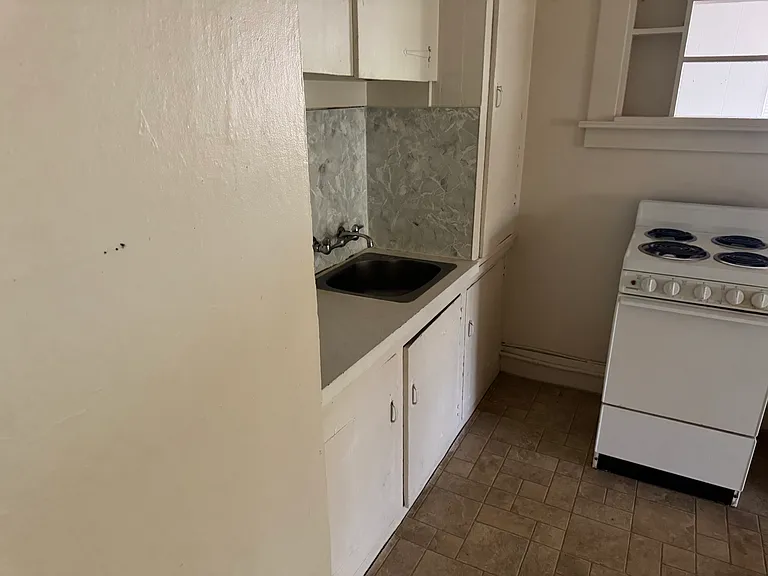 Third Avenue Apartments — Photo 12