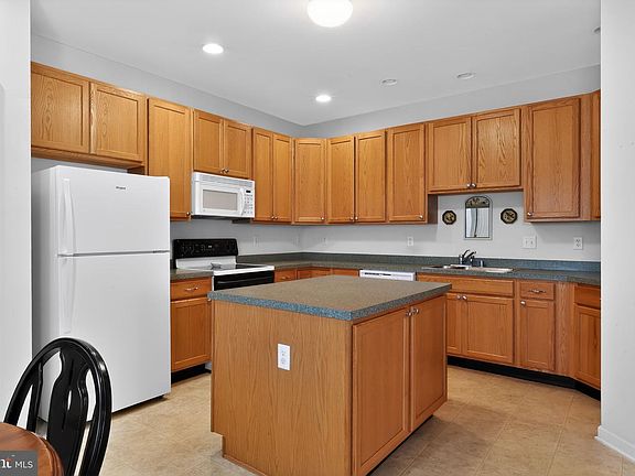 5th image of 27 Springmill Dr