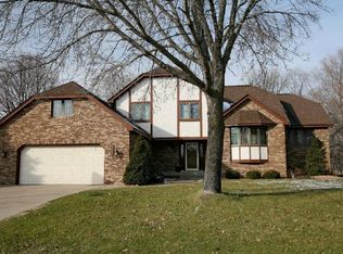 1061 Lawnview Ave, Shoreview, MN 55126