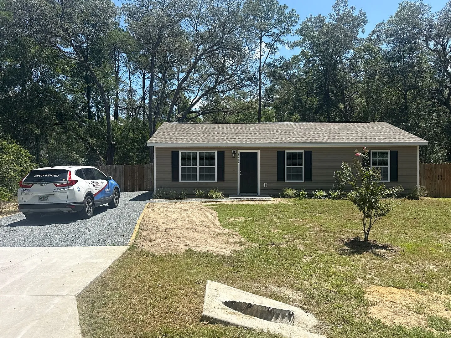 Newer 3/2 in the country with fenced yard and shed — Photo 1