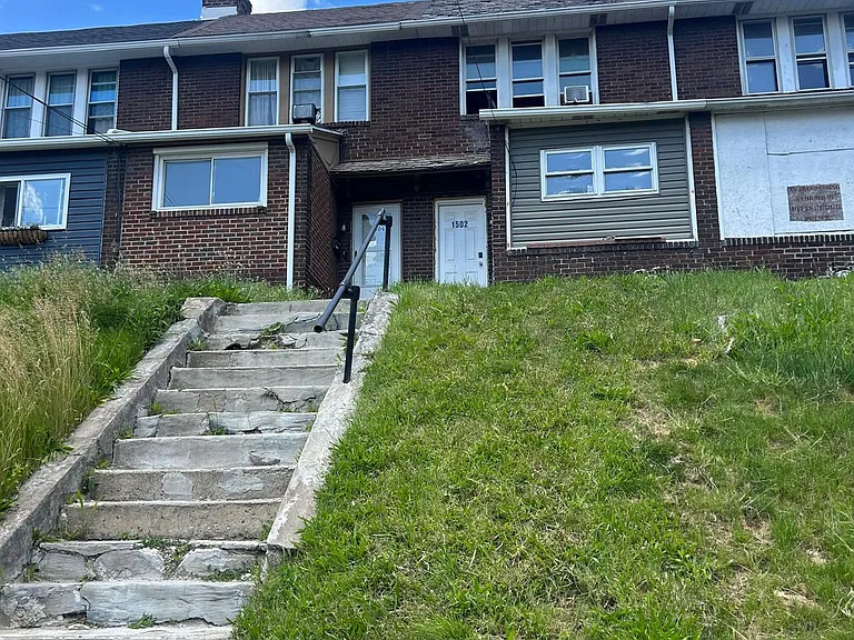 1502 Davis Ave — Photo 1