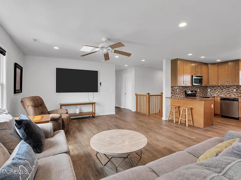 27 Arnold Ave — Photo 42