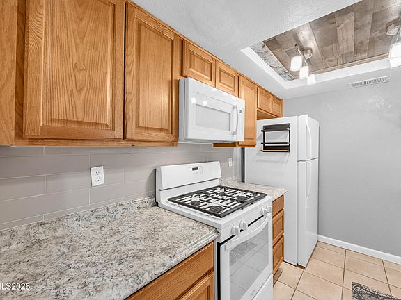 5th image of 1045 Adrian Way