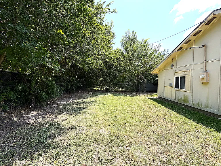2105 Coach Dr — Photo 26