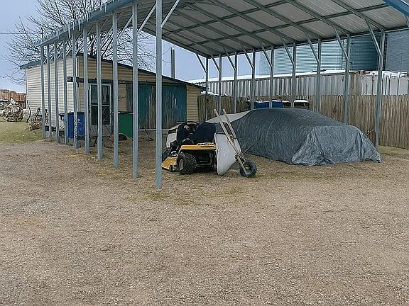 4th image of 1324 W Townline Rd