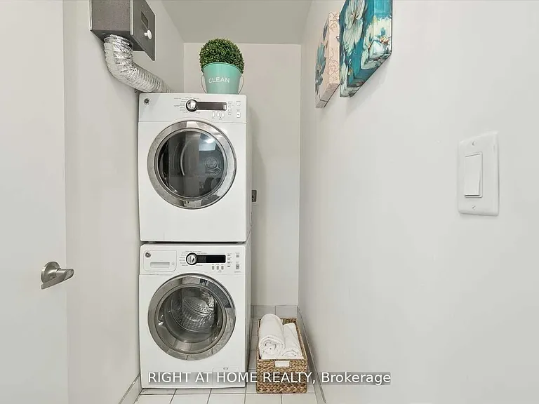 3560 Saint Clair Ave E #217 — Photo 11