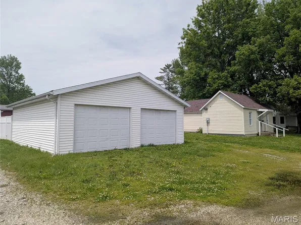 701 White Ave, Greenville, IL 62246