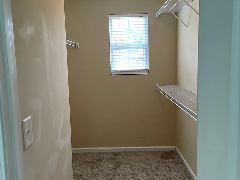 617 Niagra Ln — Photo 8