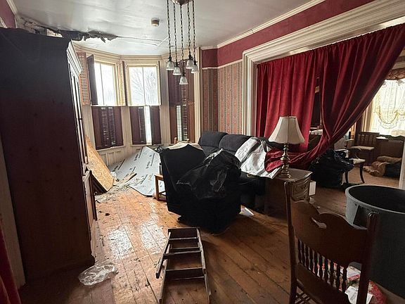 3rd image of 402 New York 8 Rte