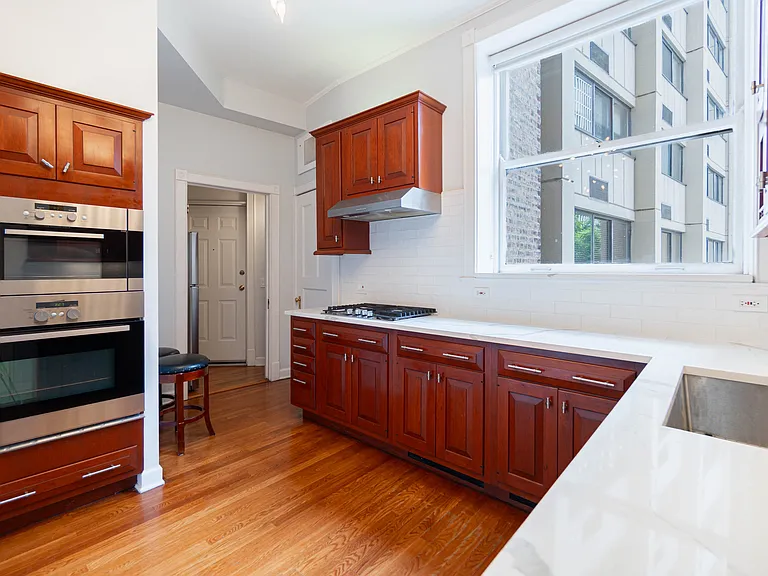 1210 N Astor St #3B — Photo 2