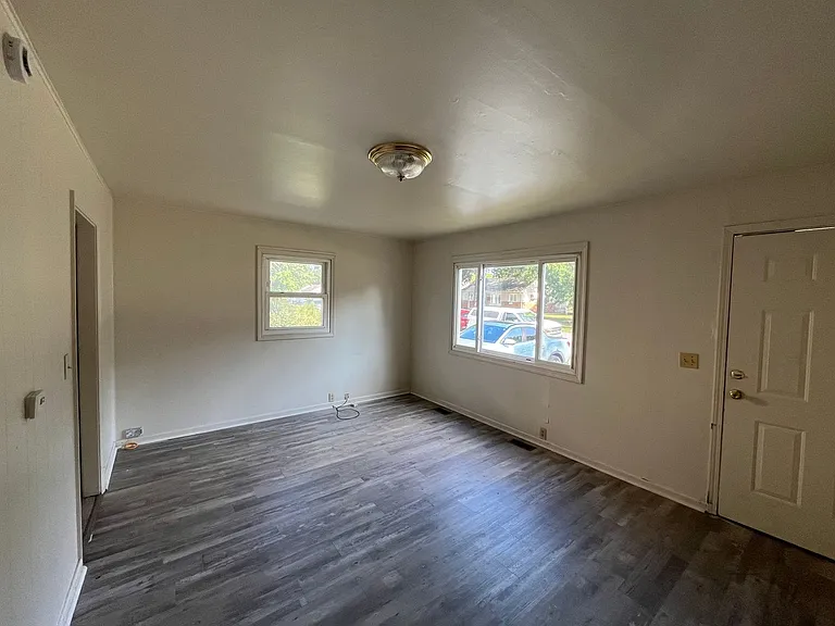 1422 Potomac Ave — Photo 5