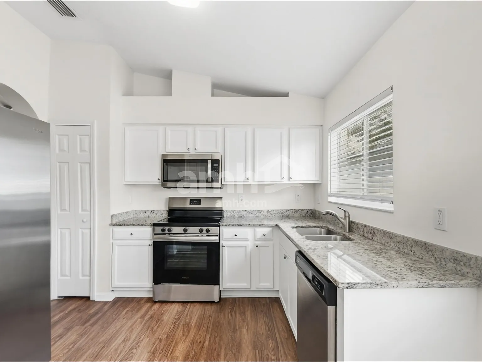 3 bed, 2.0 bath, 1277 sqft, $2,020 — Photo 3
