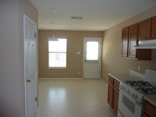 5th image of 302 McCarthur Dr