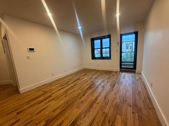 4th image of 1052 Willoughby Ave #2B