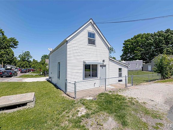 4th image of 419 Little Broadway St