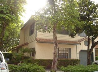 9061 Vineyard Lake Dr, Plantation, FL 33324