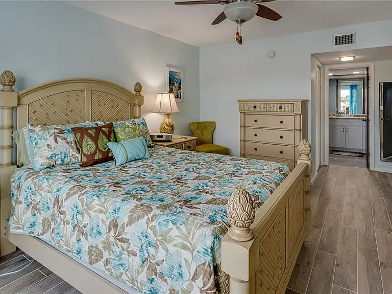 4900 Brittany Dr S #411 — Photo 27