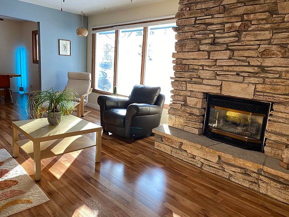3rd image of 2627 Oakcrest Dr