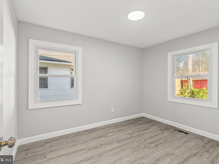 12 Holbrook Ln — Photo 19