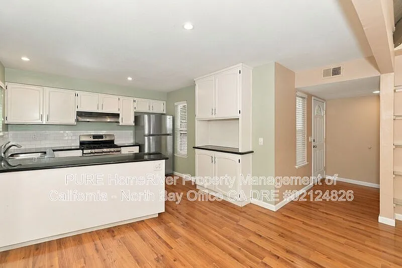3 bed, 2.0 bath, 1159 sqft, $3,000 — Photo 3